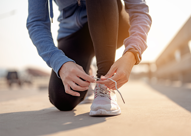 Jogger bindet sich die Schuhe