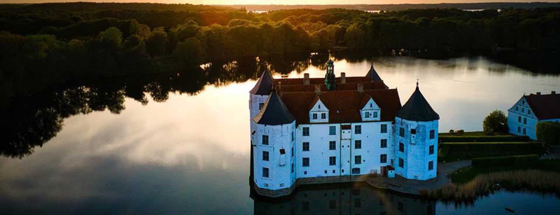Schloss Glückburg bei Sonnenuntergang von oben