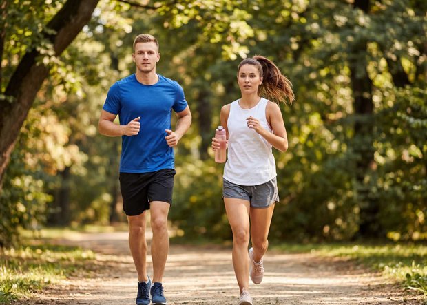 Paar beim Joggen im Wald