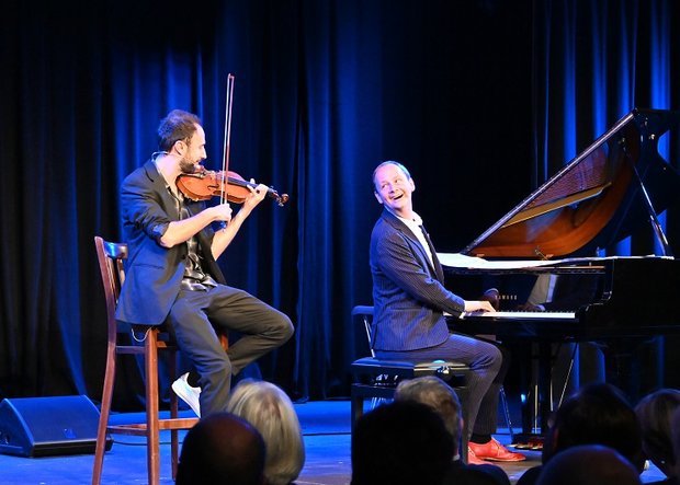 Duo Christoph Reuter und Dominik Wagner mit Piano und Violine auf der Bühne 