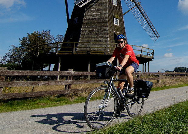 Fahrradfahrer vor einer Mühle
