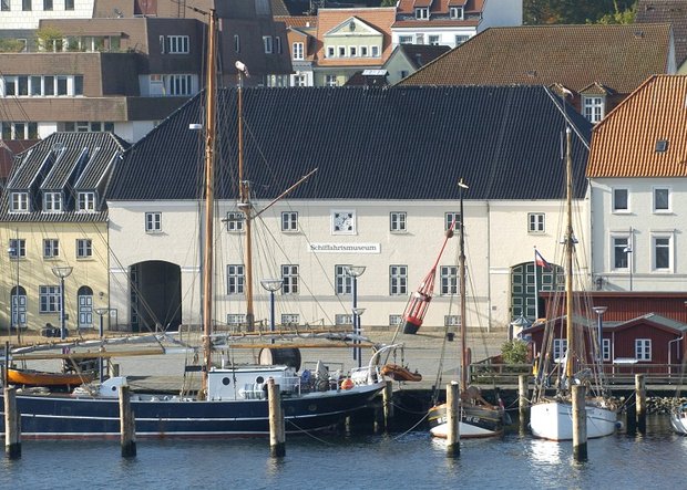 Flensburger Schifffahrtsmuseum, Gebäude vom Wasser aus fotografiert 