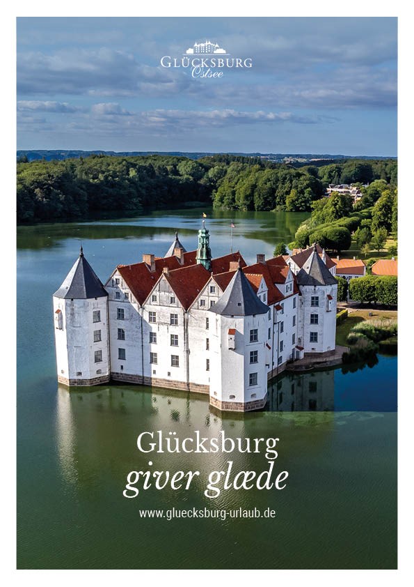 Titelbild des Urlaubmagazins 2026 (dänische Ausgabe) von Glücksburg an der Ostsee 